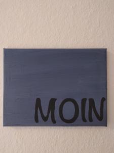 a blue sign with the word mom on a wall at Ferienwohnung Alte Schule Ruhwarden in Butjadingen