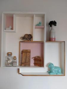 a shelf with a cat and other items on it at Ferienwohnung Alte Schule Ruhwarden in Butjadingen