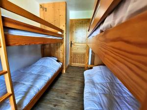 two bunk beds in a small room at Appartement 6 personnes aux pieds des pistes, animaux admis - FR-1-452-4 in Les Menuires