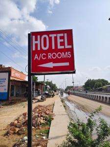 a hotel mg rooms sign on the side of a road at Hotel dream palace in Jodhpur