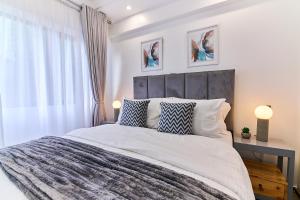 Ένα ή περισσότερα κρεβάτια σε δωμάτιο στο Luxury and Modern 2 Bdr