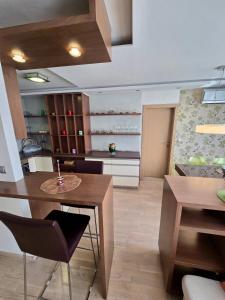 een keuken met een houten tafel en een eetkamer bij Premium Apartment Vilsonovo in Sarajevo
