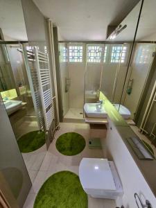 een badkamer met wastafel, douche en toilet bij Premium Apartment Vilsonovo in Sarajevo +6 foto's