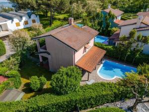 an overhead view of a house with a swimming pool at Mare 2 in Isola Albarella +15 photos