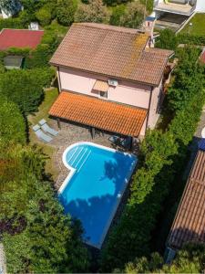 an overhead view of a swimming pool next to a house at Mare 2 in Isola Albarella