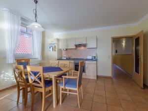 Η κουζίνα ή μικρή κουζίνα στο Haus am Kölpinsee App 3 4