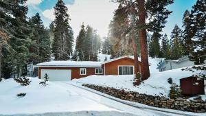 una casa en la nieve con un garaje en Tahoe Trail Retreat - Steps from the TRT, en Zephyr Cove