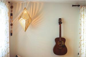 una guitarra colgada en una pared junto a una cortina en Tahoe Trail Retreat - Steps from the TRT, en Zephyr Cove 24 fotos más