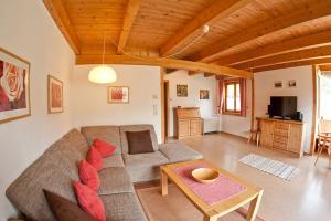 una sala de estar con un sofá y una mesa en Ferienhaus im Feriendorf Reichenbach B13a, en Nesselwang 7 fotos más