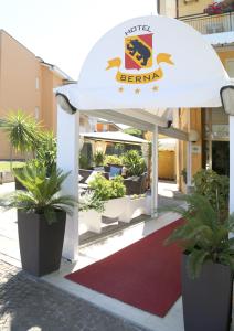 a sign for a garden center with potted plants at Hotel Berna in Eraclea Mare
