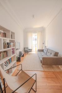 salon z kanapą i stołem w obiekcie Flattered to be in Lisboa w Lizbonie