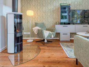 sala de estar con chimenea en Kraanstiet 3, en Zingst