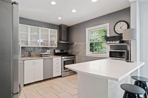 Køkken eller tekøkken på Classic Southampton Home: 5BR, Pool,Jacuzzi, Cooper's Beach + 21 billeder