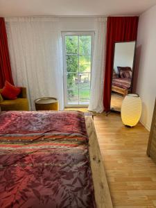 Un pat sau paturi într-o cameră la Ferienhaus Lehnenhof