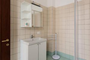 een badkamer met wastafel en douche bij Appartamenti Catania Centro in Catania +56 foto's