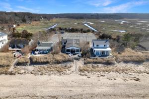 una vista aerea di una casa in un campo di Chic Beach House: Waterfront, Vineyards, Hot Tub a Wading River