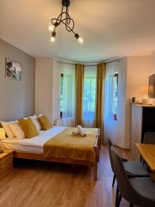 Posteľ alebo postele v izbe v ubytovaní Maya Pokoje i Apartamenty