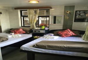 Habitación con 2 camas y sofá en Hostel Venus, en Hong Kong