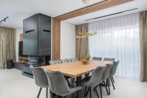 Φωτογραφία από το άλμπουμ του Villa River Rose with pool and jacuzzi, near the river beach σε Srijane +42 φωτογραφίες