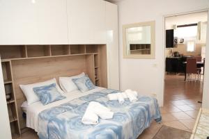 a bedroom with a bed with towels on it at Appartamento la casa di Lilli Anguillara Sabazia-Lago, Relax e Roma a portata di treno in Anguillara Sabazia