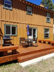 une terrasse avec une table et des chaises et un bâtiment dans l'établissement McKinney Estate w Roof Deck Beach & Hike, à Tahoma