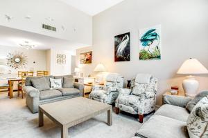 Χώρος καθιστικού στο Beautifully updated condo in Amelia Island Plantation with balcony & pool