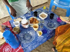 Makanan di atau berdekatan rumah tamu ini