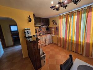 eine Küche mit bunten Vorhängen und einer Theke in einem Raum in der Unterkunft Villa Skalolazka in Belogradtschik