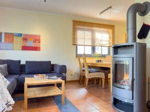 Una sala de estar con un sofá y una chimenea. en Haus Sonnenschein, en Zingst 9 fotos más