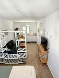 a small room with a bunk bed and a kitchen at Superior guest house-Ideal PAREJAS in Conil de la Frontera