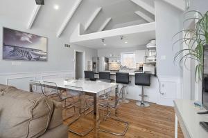 Kuchyň nebo kuchyňský kout v ubytování Sprawling Southampton Home: Private Pool