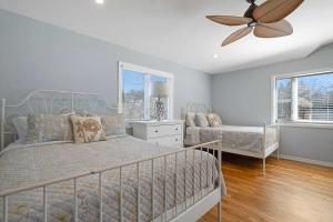 Postel nebo postele na pokoji v ubytování Sprawling Southampton Home: Private Pool + 10 fotografií