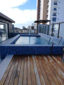 a swimming pool on the roof of a building at Lindo Apartamento em Intermares - 03 quartos, todos com ar-condicionado in Cabedelo