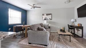 una sala de estar con un sofá y una mesa en Landing Apartments - South San Antonio, en San Antonio