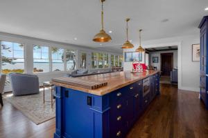 een keuken met een blauw eiland in het midden van een kamer bij Bahia Mar: Beach House, North Fork in Laurel