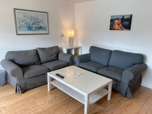 a living room with a couch and a coffee table at Ferienwohnungen Falkenhagen in Dörpstedt