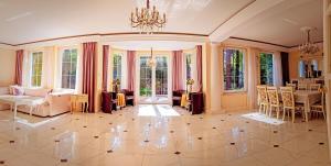 a living room with a chandelier and a dining room at Wesołe Zakole in Bartoszyce