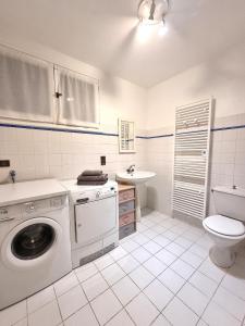 Et badeværelse på L'Ecrin du Lac, proche des stations de ski les Aravis + 23 billeder