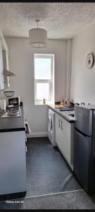 ホワイトヘイブンにあるApartment 10 Bega House,のキッチン(コンロ、洗濯機、乾燥機付)