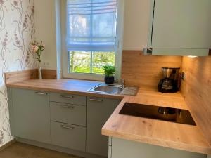 een keuken met een wastafel en een houten aanrecht bij Ferienwohnung Seestern in Sassnitz