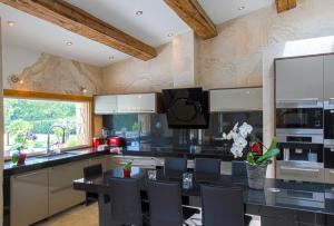 Photo de la galerie de l'établissement Jaccuzzi | Pool | Golf | Tennis | Boules court, à Entrevennes