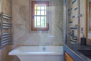 Photo de la galerie de l'établissement Jaccuzzi | Pool | Golf | Tennis | Boules court, à Entrevennes