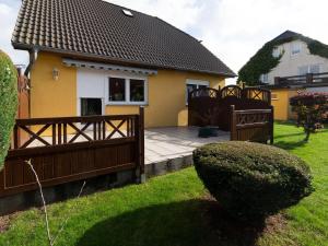 a backyard with a wooden fence and a house at Ferienwohnung Kranich - Dranske in Dranske