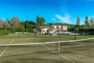 Photo de la galerie de l'établissement Jaccuzzi | Pool | Golf | Tennis | Boules court, à Entrevennes