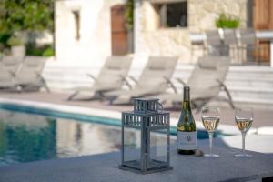 Photo de la galerie de l'établissement Jaccuzzi | Pool | Golf | Tennis | Boules court, à Entrevennes