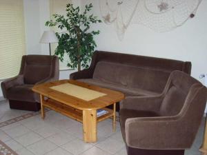 Una sala de estar con dos sillas y una mesa de café. en Bungalow Quooß GM 69657, en Graal