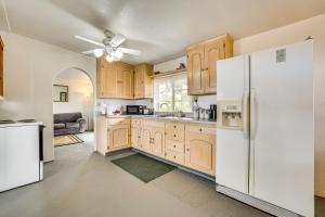 Η κουζίνα ή μικρή κουζίνα στο Abigails Ranch - Pet-Friendly Dolan Springs Gem