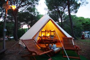 En trädgård utanför Camping Bella Sardinia