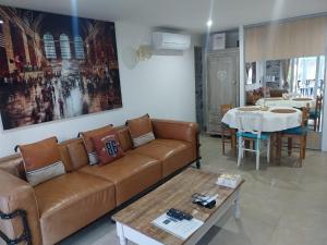 a living room with a couch and a table at Superbe T2 au rez-de-chaussée avec jardin in Arles