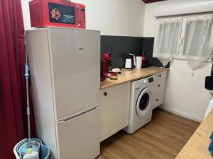 Dapur atau dapur kecil di Chalet EVIDENCE CASTELJALOUX